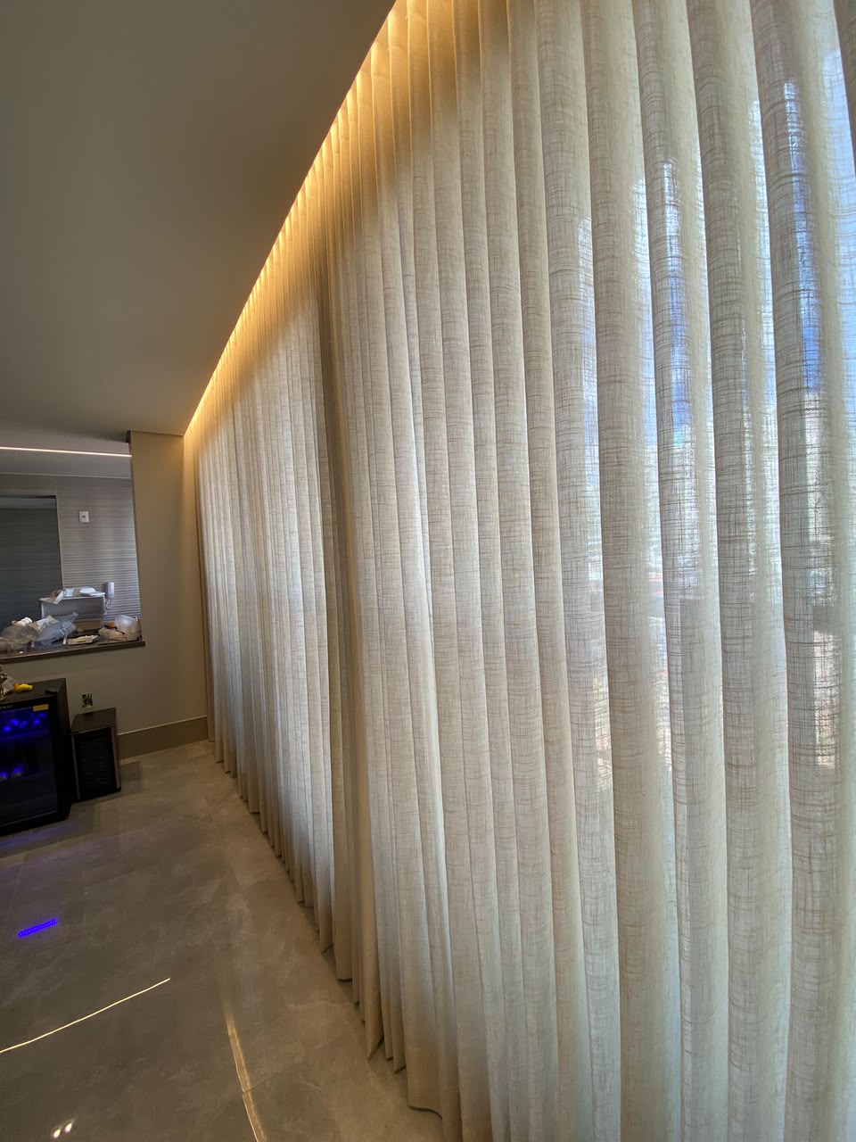 Cortina sob medida instalada em ambiente interno