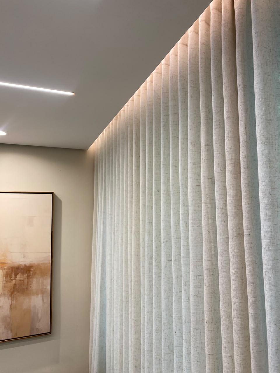 Cortina em tecido neutro instalada